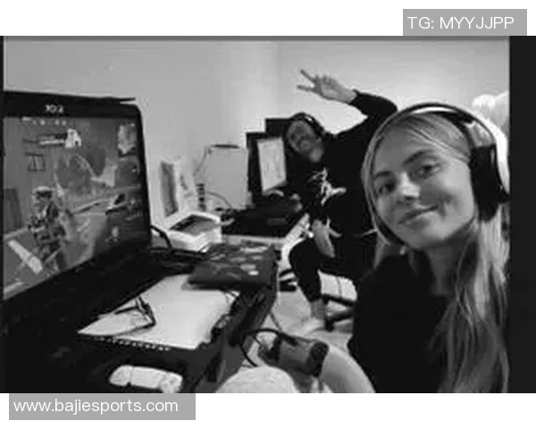 妻子社交媒体分享与库尔图瓦游戏夜照片展现休闲时光的乐趣